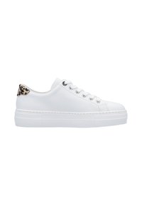Baskets en cuir blanc avec une semelle plateforme texturée blanche, présentant un accent en imprimé léopard sur le talon et des œillets ronds en argent pour les lacets.