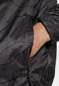 Nike Sportswear Corta-vento - anthracite/light bone