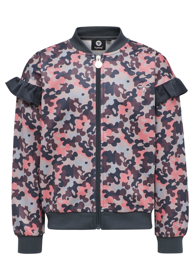 Kurtka bomber w kamuflażu w odcieniach różu, granatu i szarości. Posiada falbany na rękawach, zamek błyskawiczny z przodu oraz ściągacze przy mankietach i u dołu. Wykonana z miękkiego materiału.