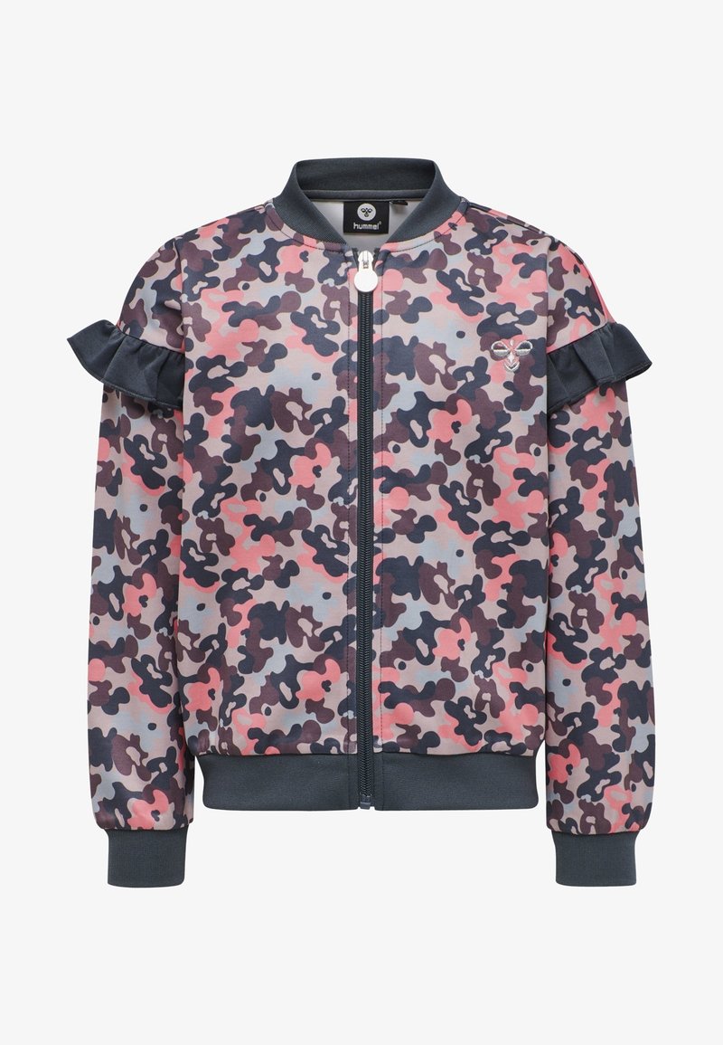 Kurtka bomber w kamuflażu w odcieniach różu, granatu i szarości. Posiada falbany na rękawach, zamek błyskawiczny z przodu oraz ściągacze przy mankietach i u dołu. Wykonana z miękkiego materiału.