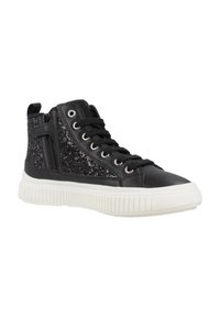 Zapatillas altas negras con un panel de purpurina texturizada, cierre de cordones en la parte frontal, cremallera lateral y una suela de goma blanca con estrías horizontales.