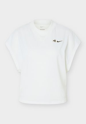 Top alb fără mâneci cu guler rotund și croială largă, cu un mic logo negru Nike swoosh și stea în partea superioară stângă a pieptului.