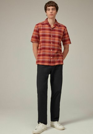 TEXTURED CHECK SHORT SLEEVE WITH CUBAN COLLAR  - REGULAR FIT - Shirt - red