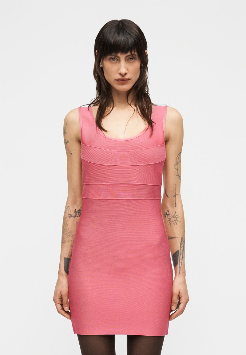 Ροζ ριμπ φόρεμα εφαρμοστό στο σώμα με φαρδιές τιράντες, λαιμόκοψη στρογγυλή και οριζόντια πάνελ λεπτομέρειες, με απαλή υφή και κομψή σιλουέτα.