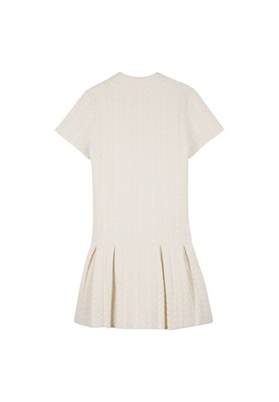 Kortærmet kjole i cremefarve med ribbet tekstur, der har en tætsiddende overdel og plisseret nederdel. Enkel kravedetalje ved halsudskæringen.