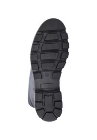 Zwarte rubberen schoenzool met een gestructureerd oppervlak, voorzien van diepe groeven voor grip en een gevormd ontwerp voor stabiliteit.