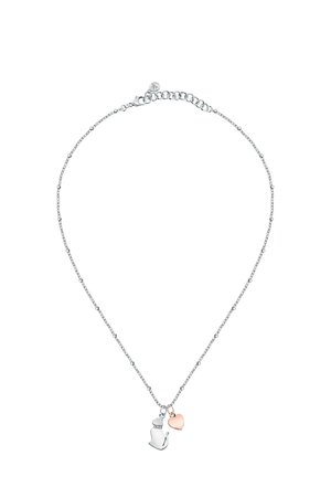 Collana d'argento con un pendente a forma di gatto e un piccolo charm a forma di cuore in oro rosa. La catena è delicata con un design a motivo.