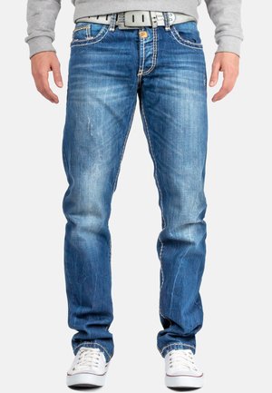 Blauwe denim jeans met een rechte snit, voorzien van lichtere wassing, contrasterende stiksels, vijf zakken en een grijze riem. Draagt het met witte sneakers.