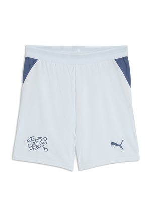 Witte sportshorts met donkerblauwe zijkanten, een elastische tailleband, Puma-logo op het rechterbeen en een gestileerd embleem op het linkerbeen.