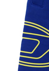 Blauwe sportkleding met gebogen gele strepen en een gestructureerde brei-afwerking, met een klein zakje op de bovenkant.