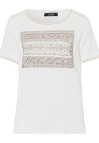 Witte t-shirt met korte mouwen en een textuur met een beige geometrisch patroon op de voorkant, met subtiele accenten rond de halslijn en mouwen.