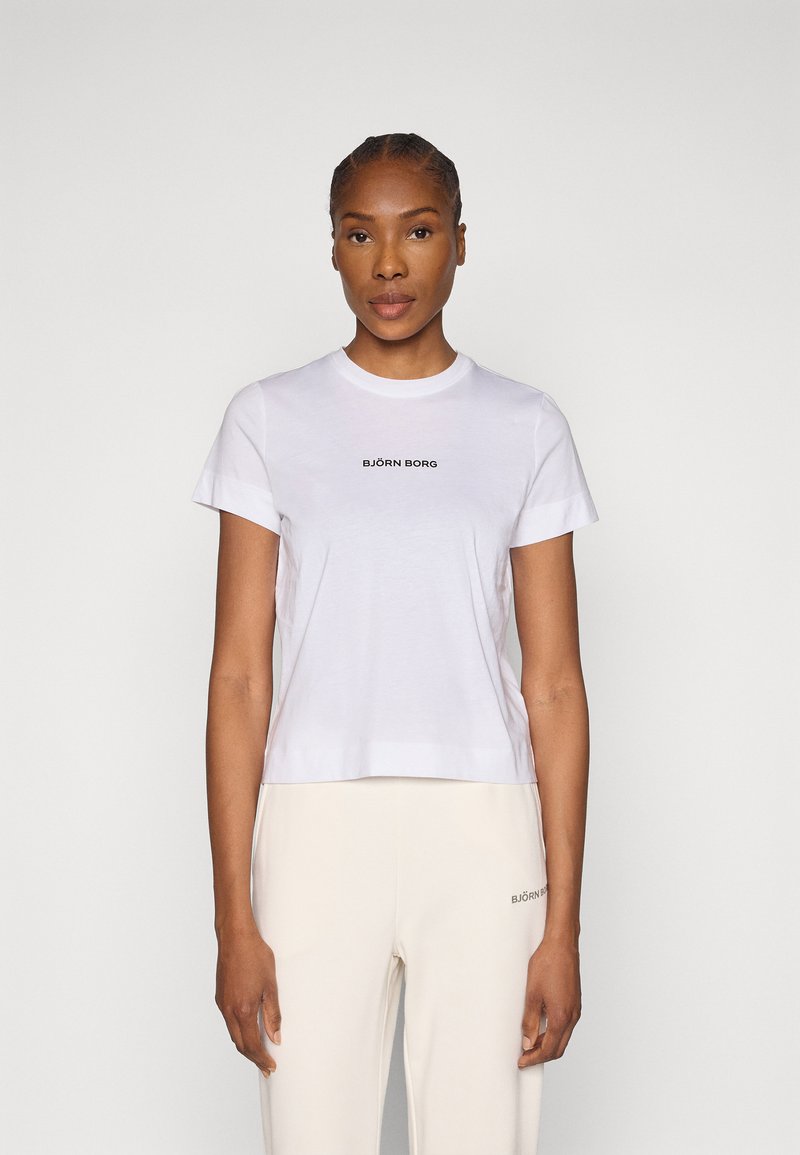 Άσπρο βαμβακερό t-shirt με κοντά μανίκια, στρογγυλή λαιμόκοψη, με μαύρο λογότυπο "BJÖRN BORG" στο κέντρο του στήθους. Ομαλή υφή.