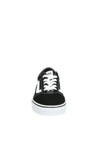 Zapatilla de ante negra con acentos blancos, que presenta una punta redondeada, cordones blancos y una suela de goma. El diseño incluye una silueta clásica de estilo skate.