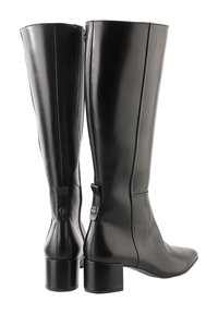 Bottes noires en cuir jusqu'au genou avec un bout carré, un talon bloc, une fermeture éclair sur le côté et un design minimaliste. Texture lisse sans motifs décoratifs.