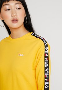 Fila TIVKA CREW  - Sudadera - citrus