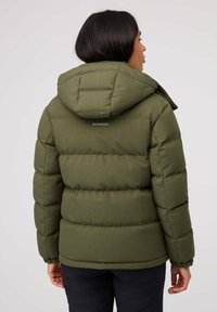 Grüne Pufferjacke mit Kapuze, ausgestattet mit gesteppten Abschnitten, elastischen Bündchen und dem "Mammut"-Logo auf dem Rücken. Strukturierte Stoffoberfläche.