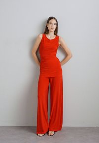 Norma Kamali ELEPHANT PANT - Kalhoty - tiger red