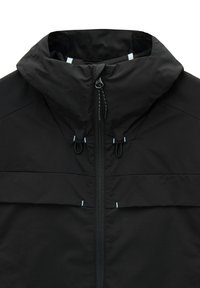 Giacca nera con colletto alto, zip frontale e cordini regolabili. Presenta un design minimalista e un tessuto testurizzato con accenti blu.