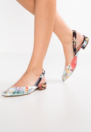 Boty se vzorem květin s otevřenou patou, špičatou špičkou a nízkým širokým podpatkem. Materiál působí hladce s volánkovým zadním dílem a živými barvami.