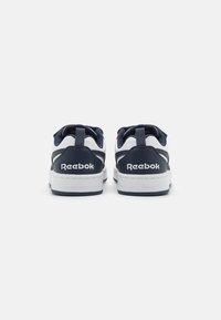 Tamno plave i bijele Reebok tenisice s glatkom kožom i mrežastim gornjim dijelom, podstavljenim ovratnikom i stražnjim trakama za povlačenje; sadrže bijeli logotip na peti.