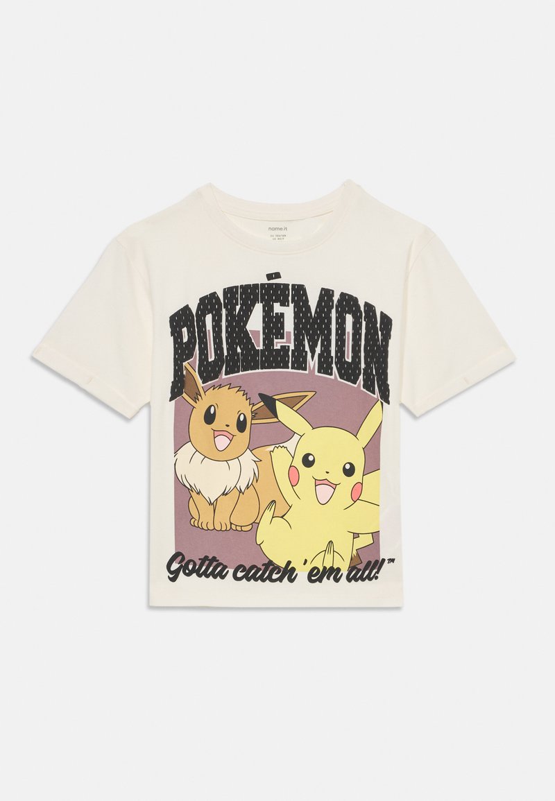 Balts kokvilnas T-krekls ar grafisku attēlu, kurā redzami Pikachu un Eevee. Uzraksti "POKÉMON" un "Gotta catch 'em all!" melnā un rozā krāsā.