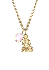 Guldfarvet halskæde med en siddende Buddha amulet og en pink oval ædelsten charm på en kædetråd. Detaljerede teksturer på Buddha-figuren.