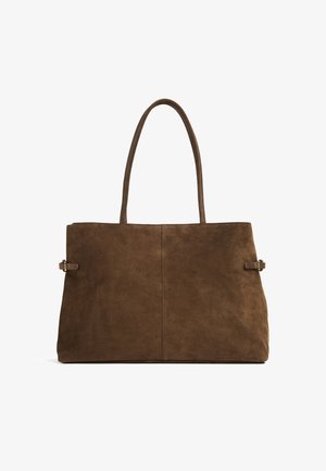 Braune Wildleder-Shopper-Tasche mit zwei langen Griffen, glatter Textur, dezentem Nahtdetail in der Mitte und minimalistischem Design.