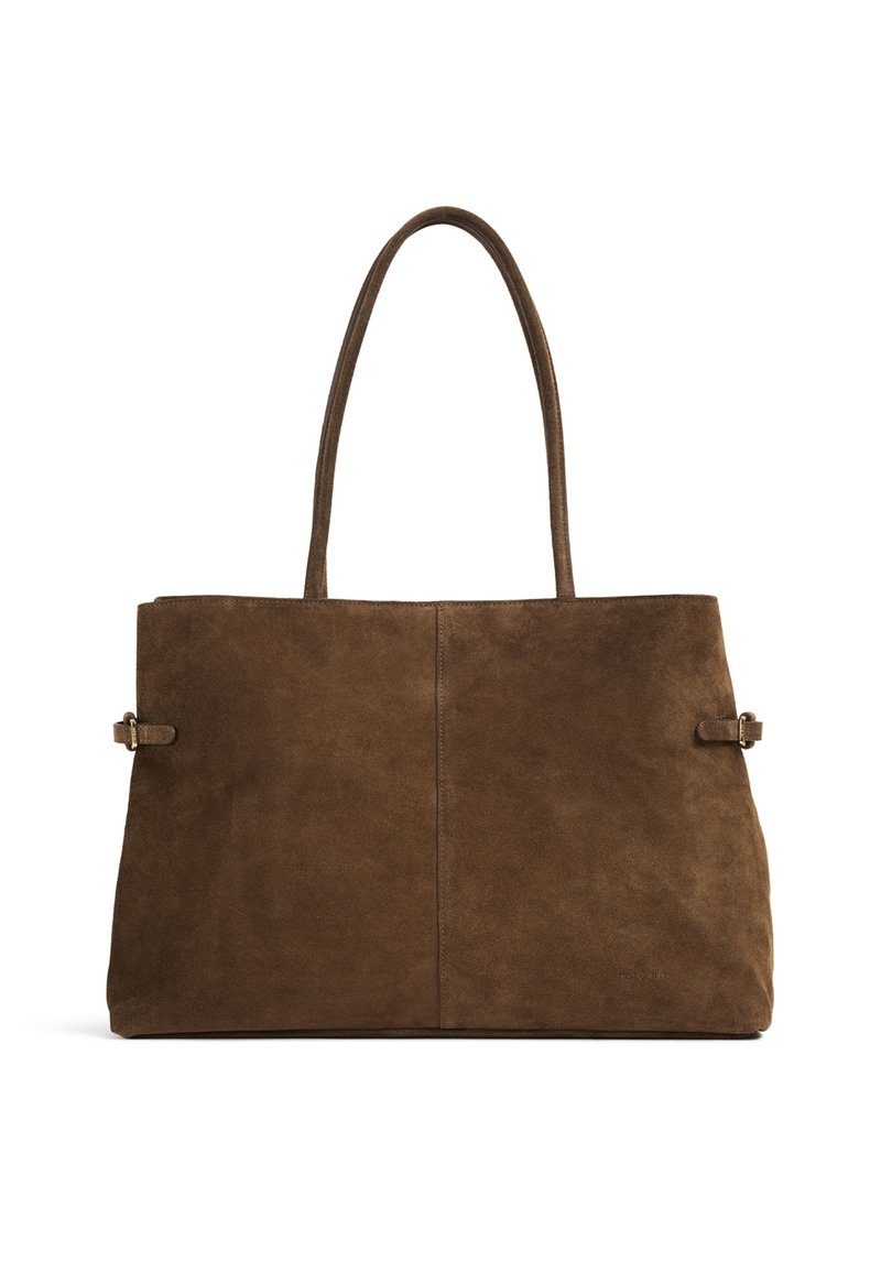 Sac cabas en daim brun avec deux longues anses, texture lisse, détail subtil de couture au centre, et design minimaliste.