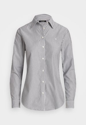 Prúžkovaná košeľa na gombíky s dlhými rukávmi, vyrobená z bavlny. Obsahuje úzke čierno-biele pruhy, klasický golier a perleťové gombíky.