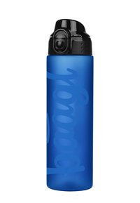 Modrá plastová láhev na vodu s matným povrchem, černým víčkem na klapku a hladkým, zaobleným tvarem. Obsahuje stylizované, vypouklé logo.
