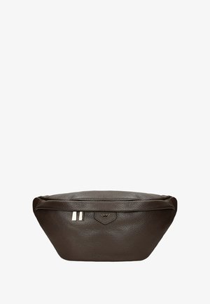 Borsa a mano in pelle marrone con una finitura texturizzata. Presenta una forma strutturata e arrotondata, con dettagli in metallo color oro.