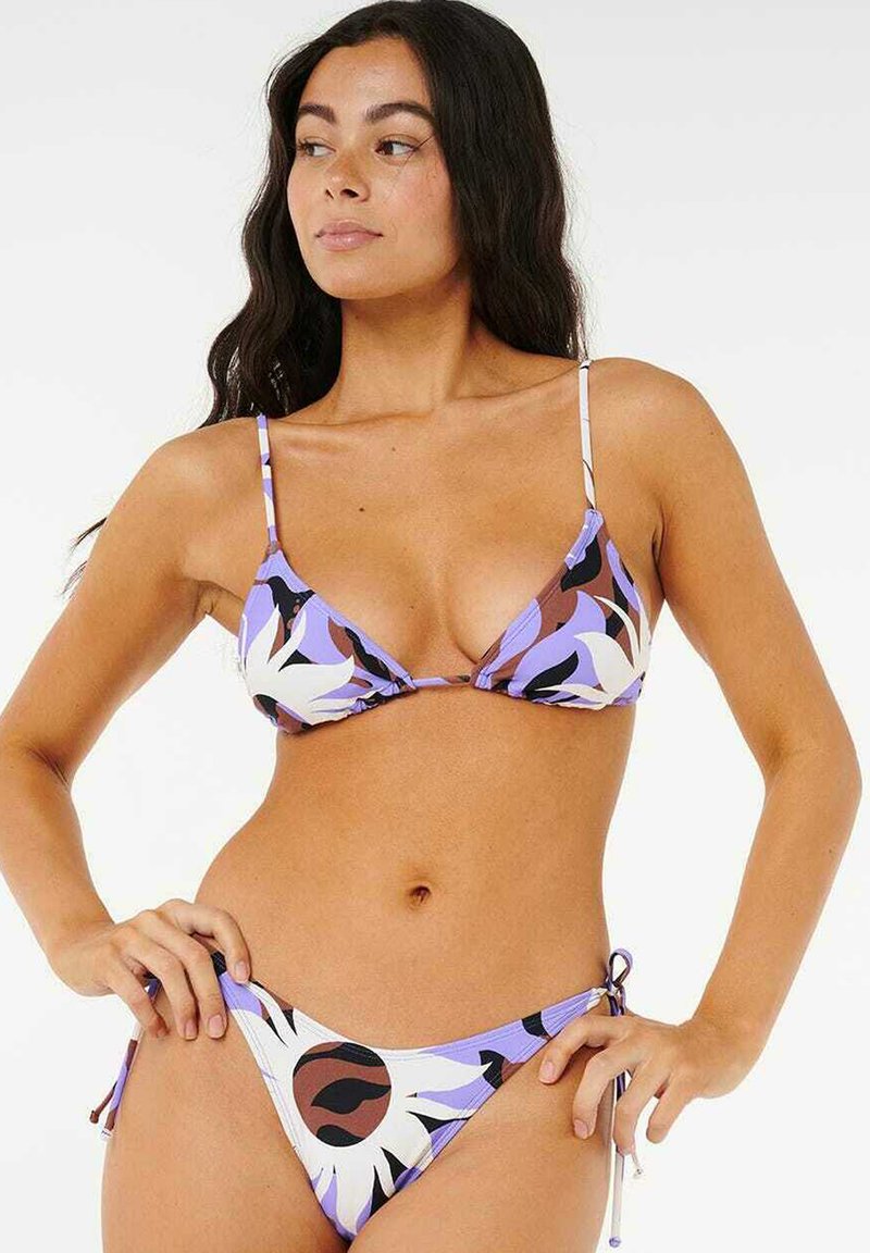 Trójkątny kostium bikini w purpurowo-białym kwiatowym wzorze, z cienkimi ramiączkami i regulowanymi zawiązaniami po bokach dolnej części.