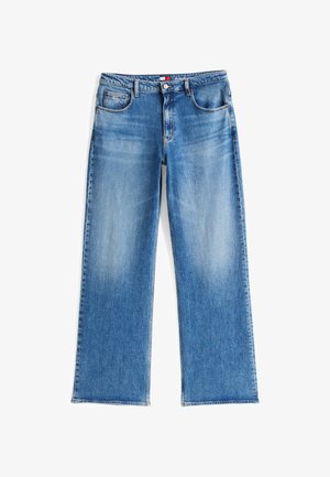 Lyseblå denimjeans med bred bendesign, der har en medium vask, fem lommer og en lige skåret bund. Ingen synlig branding eller mønstre.