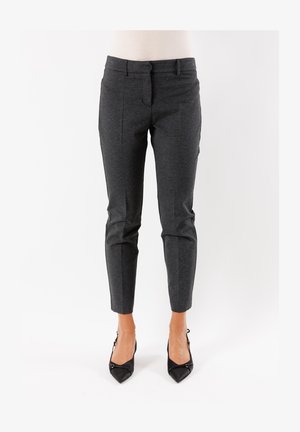 Pantaloni grigi su misura con una vestibilità slim, dotati di tasche laterali e una texture del tessuto liscia. Rifiniti con dettagli di piega discreti sulla parte anteriore.