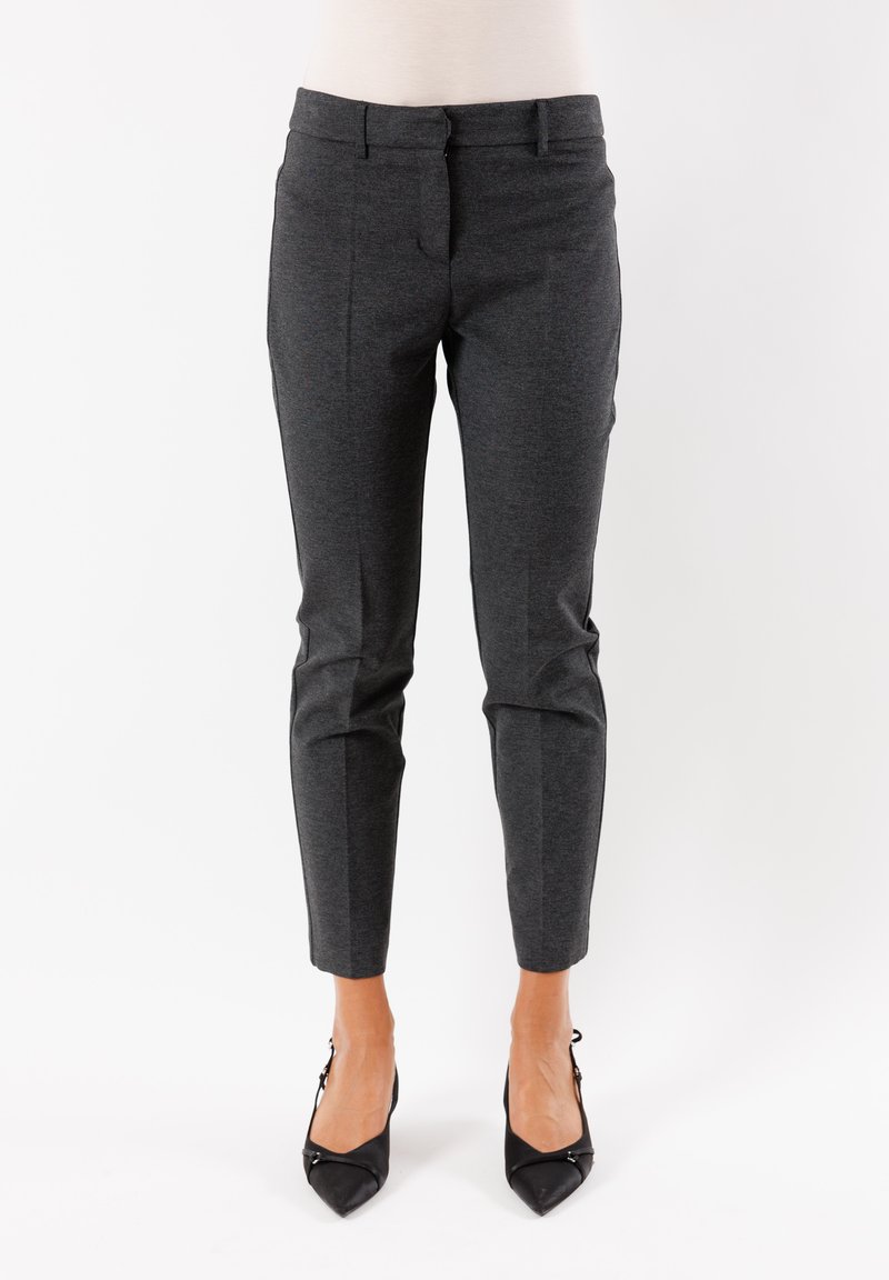 Pantaloni grigi su misura con una vestibilità slim, dotati di tasche laterali e una texture del tessuto liscia. Rifiniti con dettagli di piega discreti sulla parte anteriore.