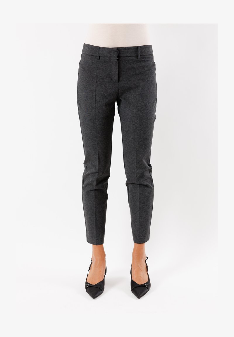 Pantaloni grigi su misura con una vestibilità slim, dotati di tasche laterali e una texture del tessuto liscia. Rifiniti con dettagli di piega discreti sulla parte anteriore.