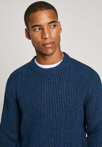 Maglione ribbed blu navy con scollo a girocollo e motivo a maglia testurizzato, dotato di maniche lunghe e tessuto leggero.