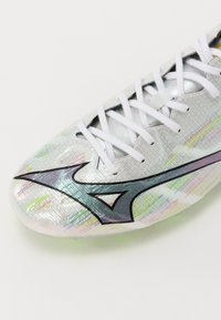 Zilveren voetbalschoenen met een gestructureerde, iriserende afwerking, zwart en zilver logo, en witte nylon veters. Heeft kleurrijke accenten overal.