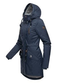 Temno modra parka s kapuco, z umetnim krznom, z žepom na zadrgo in nastavljivimi vrvico, izdelana iz teksturirane tkanine.