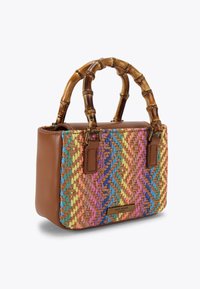 Torebka z plecionki z wielokolorowym wzorem, z brązowymi skórzanymi panelami po bokach, bambusowymi uchwytami i prostokątnym kształtem, z oznaczeniem marki.