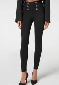 Pantaloni neri a vita alta realizzati in un materiale elastico, caratterizzati da cinque bottoni decorativi dorati e da un design slim fit con cuciture frontali.