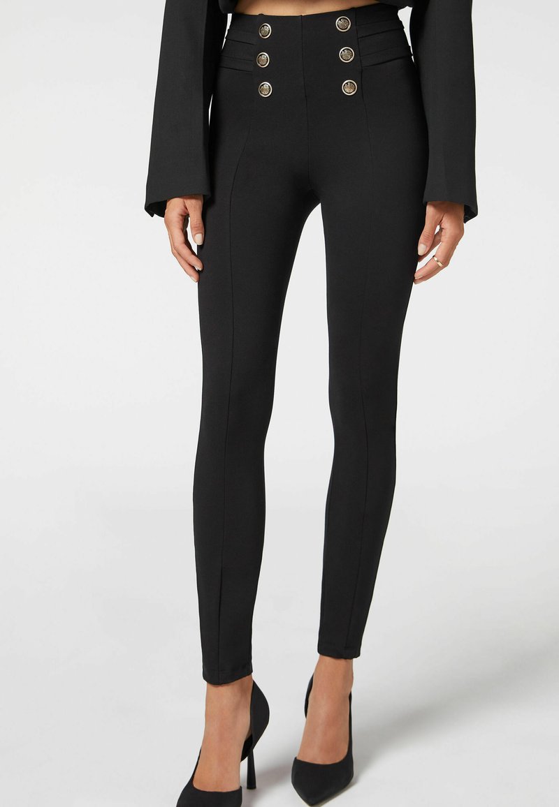 Pantaloni neri a vita alta realizzati in un materiale elastico, caratterizzati da cinque bottoni decorativi dorati e da un design slim fit con cuciture frontali.