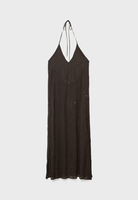 Longue robe noire à col licou avec fines bretelles et petits détails en paillettes dispersés sur un fond clair uni.