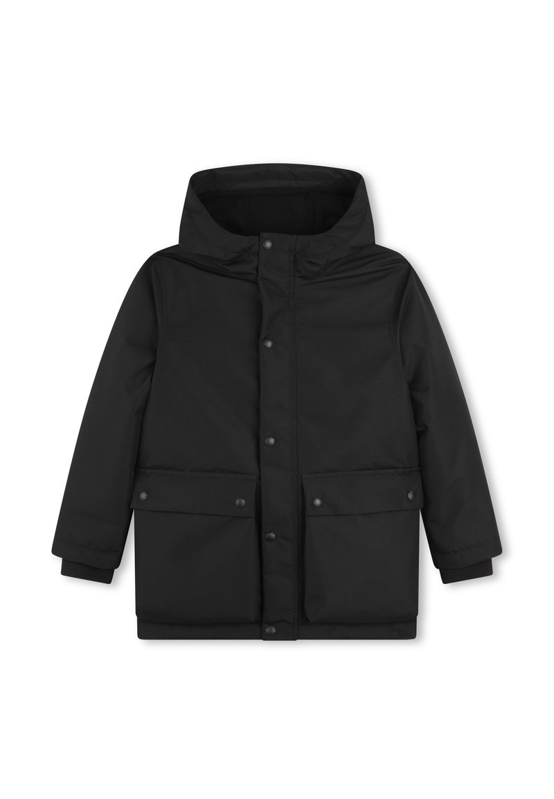 Veste isolée noire avec capuche, boutons-pression, deux poches avant et une finition lisse et mate. Un design de vêtements d'extérieur pratique.