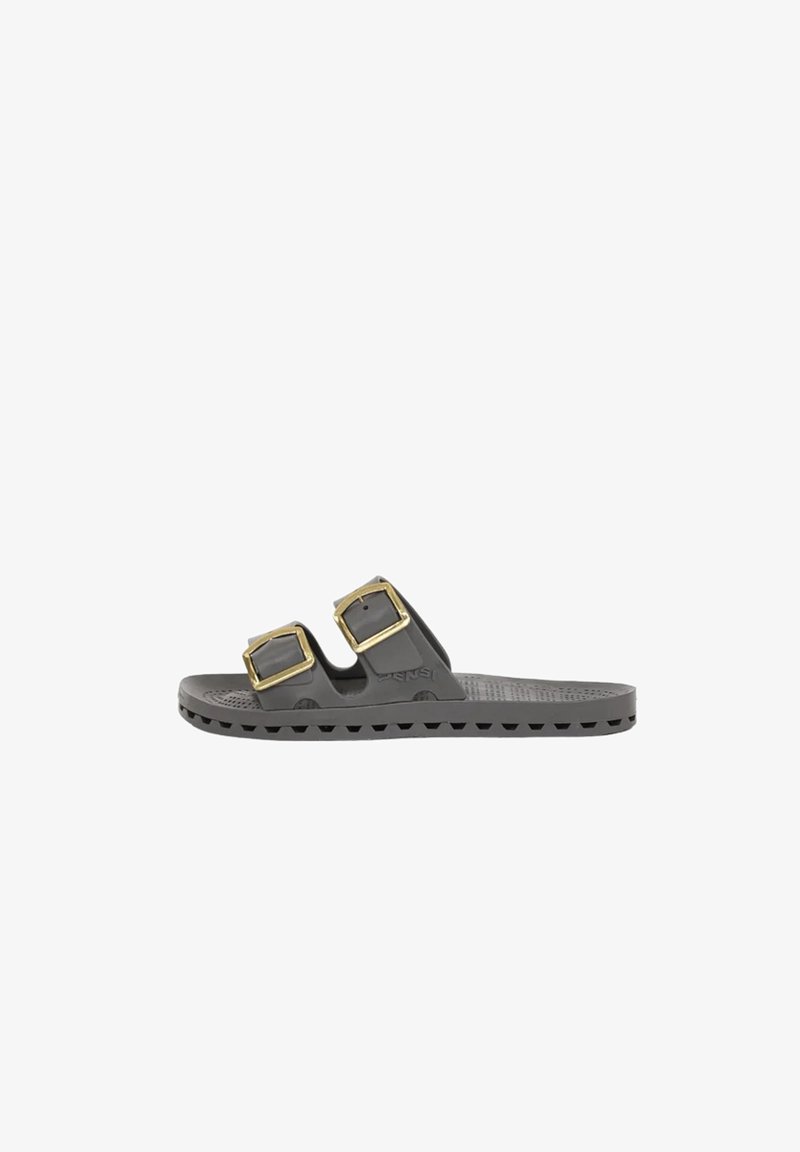 Grijze rubberen slippers met twee gouden gespen, een gestructureerde voetbed en een geribbelde zool voor grip. Open teen ontwerp, geschikt voor warm weer.