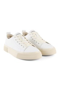 Sneaker bianchi con una tomaia in pelle liscia, lacci tono su tono e una suola in gomma cremoso testurizzata. Presenta un logo sottile sulla linguetta e sul tallone.