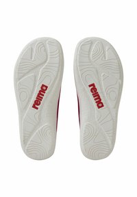 Suola delle scarpe rossa e bianca con un motivo testurizzato. Presenta il logo rosso "reima". Gomma bianca liscia con sezioni di presa definite per una migliore trazione.