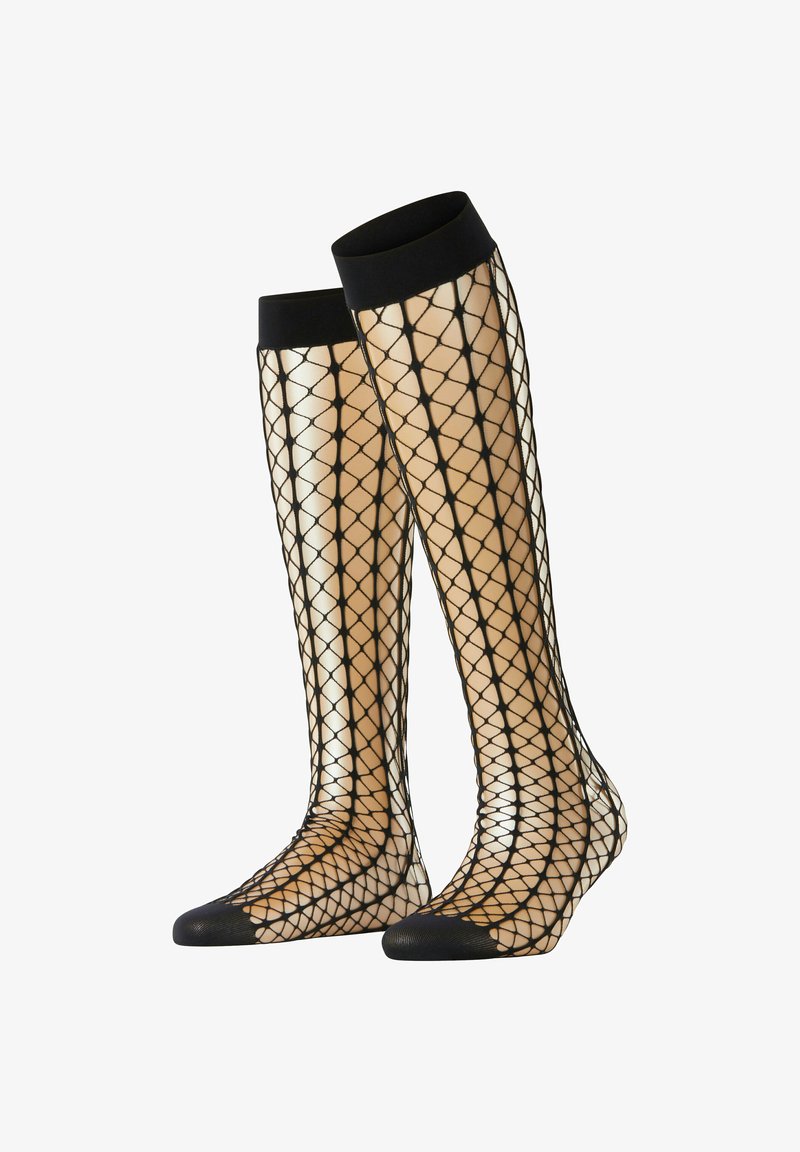 Schwarze Fischernetz-Kniestrümpfe mit einem hautfarbenen Grund, die ein Diamantmuster aufweisen, schwarze Spitze und einen soliden schwarzen Bund.