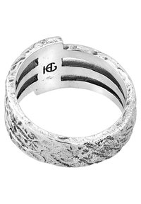 Silver ring med en texturerad yta, med ett brett band och graverade mönster. Inuti märkt med logotyp. Rund form, polerad finish.