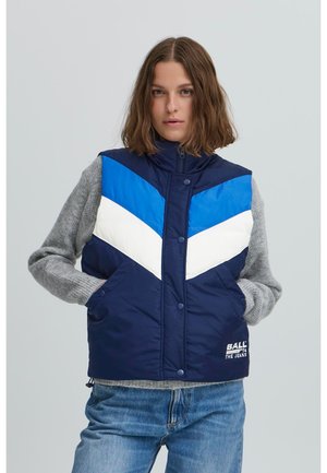 Granatowa kamizelka puchowa z trójkątnym blokowaniem kolorów w odcieniach niebieskiego i białego. Posiada wysoki kołnierz, zatrzaski oraz detal z logo na dołku.
